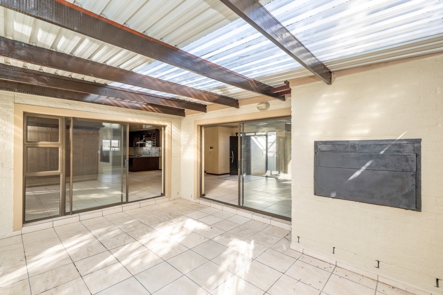 4 Bedroom Property for Sale in Sonkring Western Cape